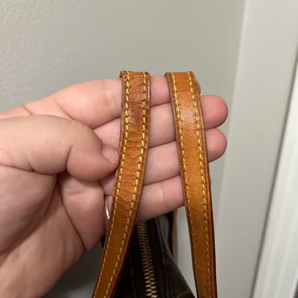 Louis Vuitton Brown Mini Bag with Iconic Monogram Pattern and Compact Design - Picture 6 of 8